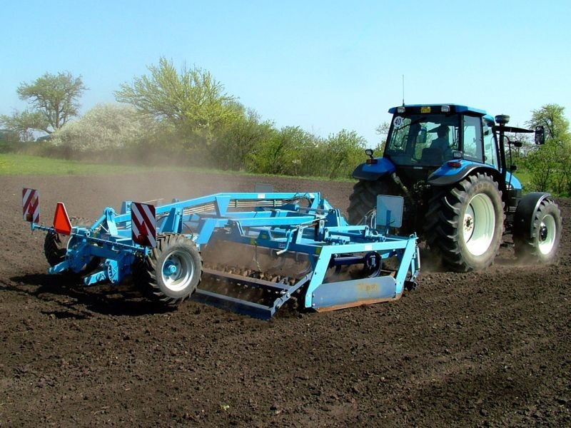 Préparateur du sol semi porté type K 400 PS2